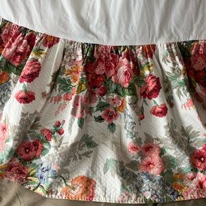 Ralph Lauren bed skirt size queen size with 15” drop